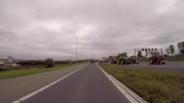 Фермеры Едущие Автомагистралям A12 A27 Знак Протеста Против Предложений Сокращению — стоковое видео