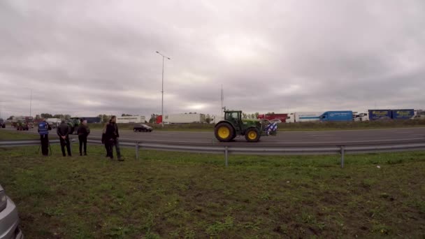 Γεωργοί Που Οδηγούν Στους Αυτοκινητόδρομους Α12 Και Α27 Για Διαμαρτυρηθούν — Αρχείο Βίντεο