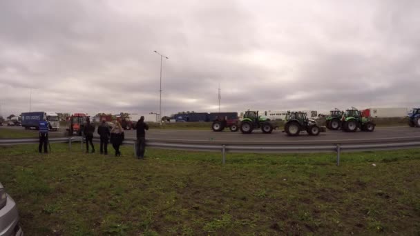 高速道路A12とA27を運転する農家は 窒素排出量を削減するためにセクターに削減を課す提案に抗議するためにオランダ — ストック動画