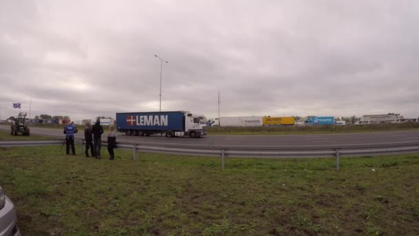 Rolnicy Jadący Autostradą A12 A27 Protestują Przeciwko Wnioskom Dotyczącym Ograniczenia — Wideo stockowe