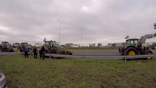 Фермеры Едущие Автомагистралям A12 A27 Знак Протеста Против Предложений Сокращению — стоковое видео