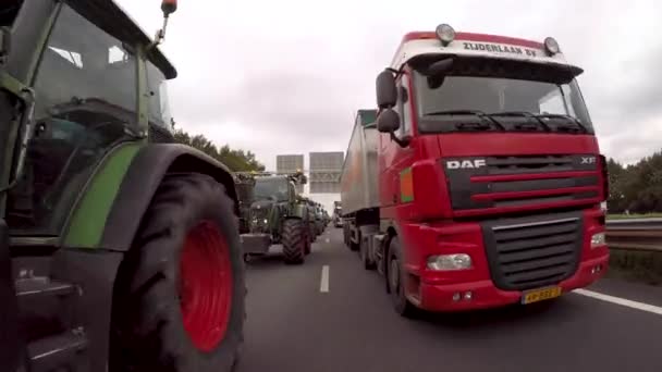A12 A27 도로에서 운전하는 농부들은 배출을 줄이기 공장을 감축하라는 제안에 — 비디오