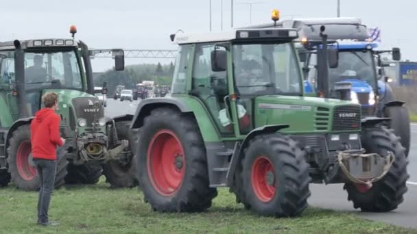 A12 A27 도로에서 운전하는 농민들은 반대하는 시위를 벌였다 수송선이 체증을 — 비디오