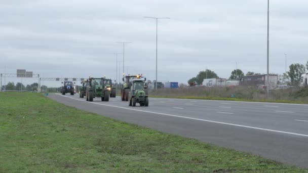 Los Agricultores Que Conducen Por Las Autopistas A12 A27 Protestan — Vídeos de Stock