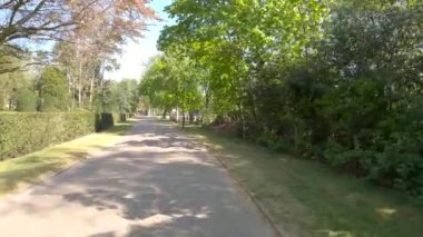 POV, Blaricum 'daki Hollanda köyünde Torenlaan adında üst sınıf bir evde geziyor.