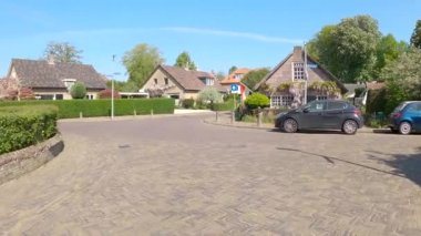 POV Hollanda fundalığından geçiyor.