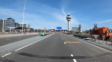 SCHIPHOL, NETHERLANDS - 8 Mayıs 2020: Corona krizi sırasında havaalanına giden zırhlı araç