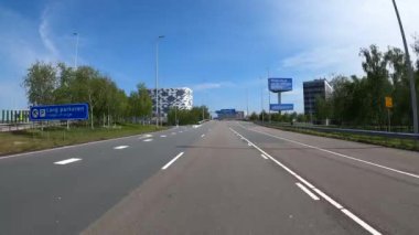 SCHIPHOL, NETHERLANDS - 8 Mayıs 2020: Corona krizi sırasında havaalanına giden zırhlı araç