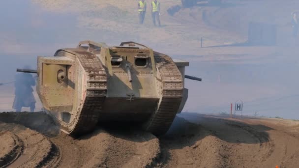 2016年8月27日 28日 WoiとWoiiの軍用戦車が大アリーナで披露されます — ストック動画