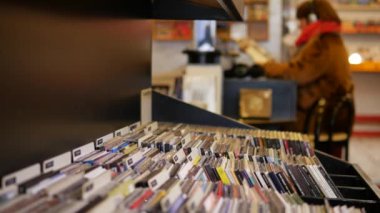 Vinil plak dükkanının yakın çekim görüntüleri.