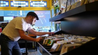 Süpermarketteki mutfak tezgahında tablet kullanan bir adam. Bulanık insanlar