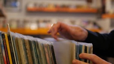 Vinil plak dükkanının yakın çekim görüntüleri.