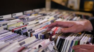 Vinil plak dükkanının yakın çekim görüntüleri.