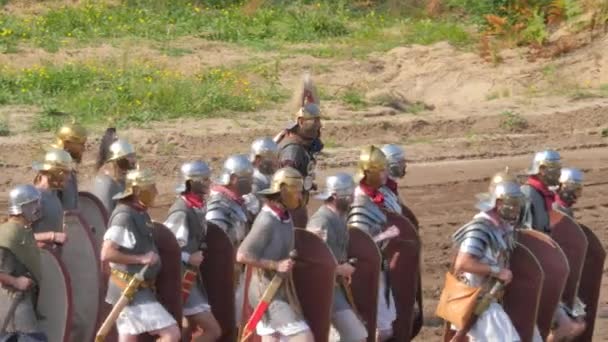 Mannen Gekleed Als Romeinse Soldaat Tijdens Een Romeinse Leger Enactment — Stockvideo