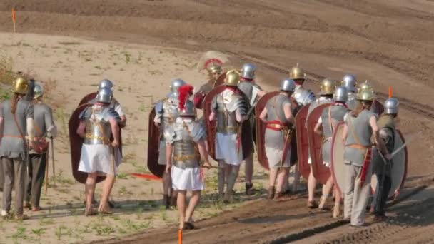 Los Hombres Visten Como Soldados Romanos Durante Espectáculo Recreación Del — Vídeo de stock