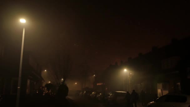 네덜란드의 거리에 자동차와 새해중에 불꽃놀이를 — 비디오