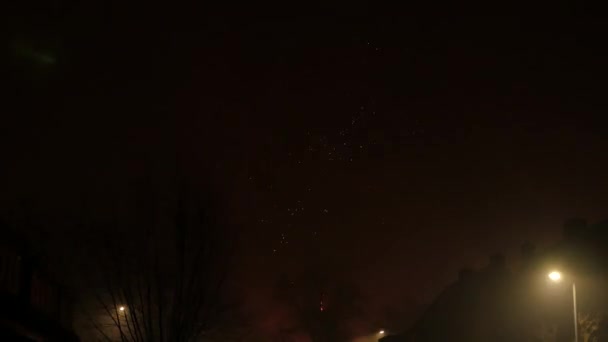 네덜란드의 거리에 자동차와 새해중에 불꽃놀이를 — 비디오