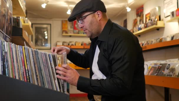 Beeldmateriaal Van Mens Kiest Vinyl Plaat Winkel — Stockvideo