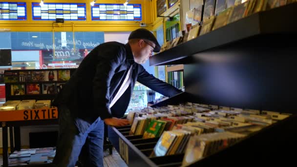 Metraje Del Hombre Elige Disco Vinilo Tienda — Vídeo de stock