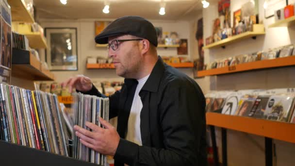 Imagens Homem Escolhe Vinil Registro Loja — Vídeo de Stock