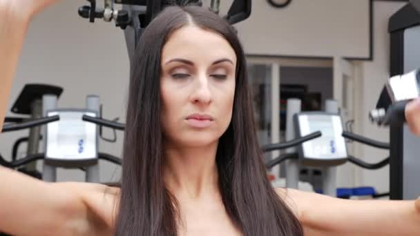 在健身房锻炼的漂亮的黑发女人的镜头 — 图库视频影像
