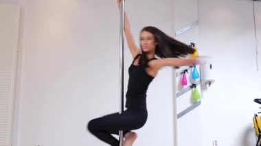 Güzel esmer bir kadının spor salonunda spor yaparken çekilmiş görüntüleri.