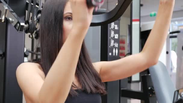 헬스클럽에서 일하는 아름다운 여자의 — 비디오