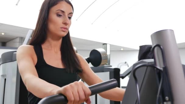 在健身房锻炼的漂亮的黑发女人的镜头 — 图库视频影像