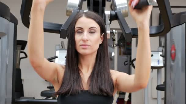 Metraje Hermosa Morena Haciendo Ejercicio Gimnasio — Vídeo de stock