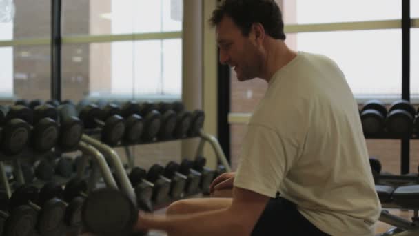 Knappe Jongeman Gewichtheffen Gym Stockvideo