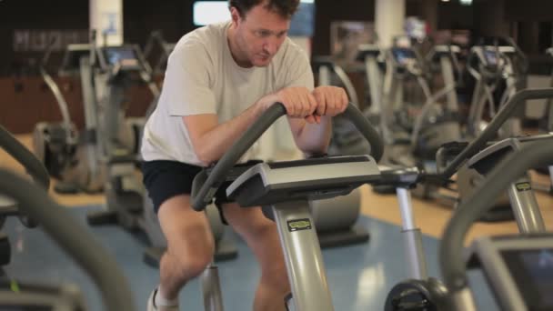 Beau Jeune Homme Haltérophilie Dans Gym — Video