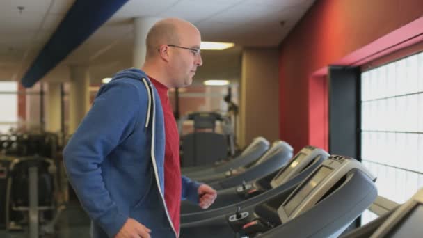 Imágenes Del Hombre Caminando Cinta Correr Gimnasio — Vídeos de Stock