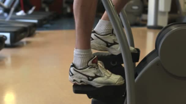 Bijgesneden Beelden Van Man Die Traint Sportschool Stockvideo