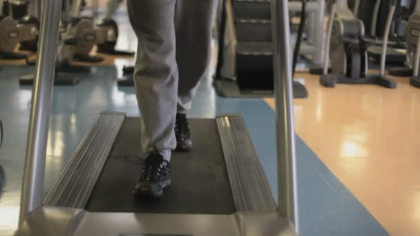 Menutup Rekaman Olahragawan Yang Berjalan Treadmill Gym — Stok Video