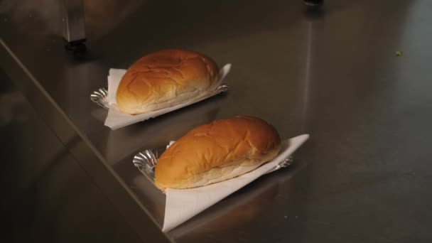 在工业用烹饪中切开一个三明治 — 图库视频影像