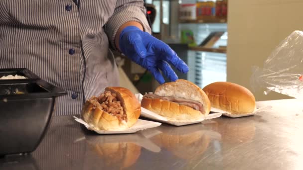 Traditionele Hollandse Sandwich Met Haring Augurken Vakbonden Voorbereiding — Stockvideo