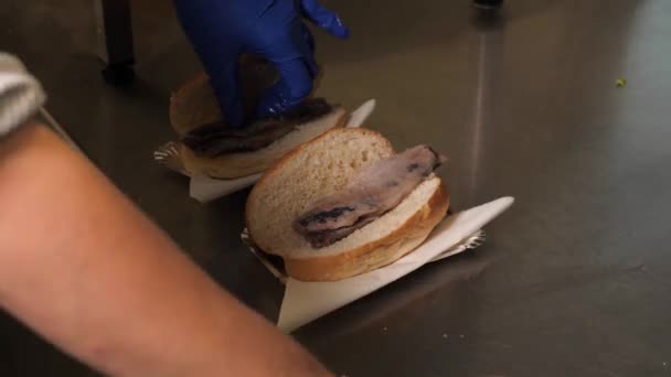 Traditionelles Holländisches Sandwich Mit Hering Gurken Und Gewerkschaften Vorbereitung — Stockvideo