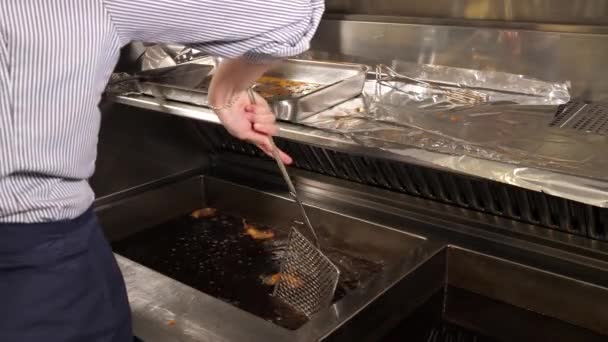 在一家餐馆的餐厅里 把一种叫做 Kibbeling 的鱼煎了又煮 — 图库视频影像