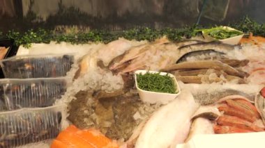 Restoranda balıklı tezgahın yakın çekim görüntüleri.