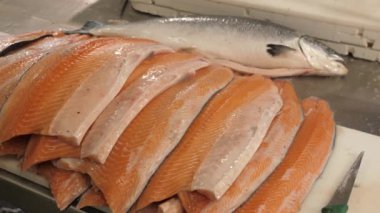 Endüstriyel restoran mutfağında somon fileto yığını