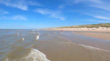 Güneşli bir günde güzel sahil manzarası.