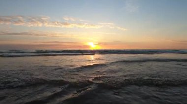 Gün batımındaki güzel sahil manzarası.