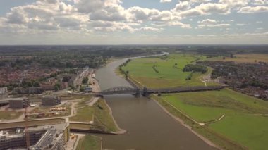 Hollanda 'daki IJssel nehrindeki Zutphen Demiryolu Köprüsü Havalimanı