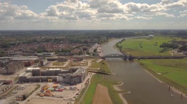 Hollanda 'daki IJssel nehrindeki Zutphen Demiryolu Köprüsü Havalimanı