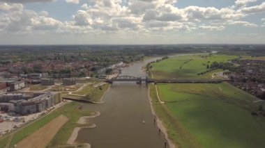 Hollanda 'daki IJssel nehrindeki Zutphen Demiryolu Köprüsü Havalimanı