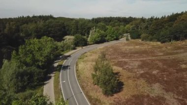 Hilversums tepelerindeki orman yolu Hollanda 'daki Anna' nın Hoeve 'sini park ediyor.