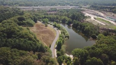 Hilversums tepelerindeki orman yolu Hollanda 'daki Anna' nın Hoeve 'sini park ediyor.