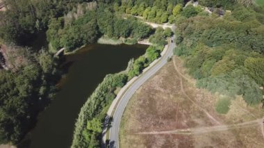 Hilversums tepelerindeki orman yolu Hollanda 'daki Anna' nın Hoeve 'sini park ediyor.