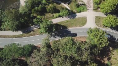 Hilversums tepelerindeki orman yolu Hollanda 'daki Anna' nın Hoeve 'sini park ediyor.