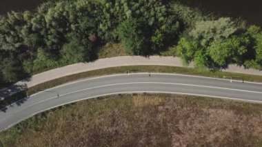 Hilversums tepelerindeki orman yolu Hollanda 'daki Anna' nın Hoeve 'sini park ediyor.